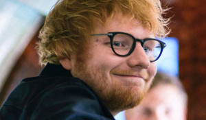 Primo piano di Ed Sheeran, che indossa gli occhiali