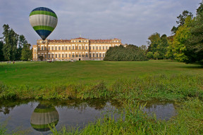 La facciata posteriore della Villa Reale di Monza. Una mongolfiera si sta alzando