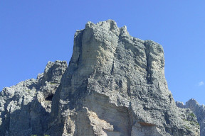 Torre dolomitica in un giornata di sole. Alla base, la bicicletta del fotografo