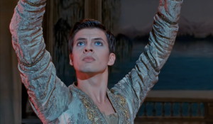 Primo piano di Oleg Ivenko, l'attore che interpreta Nureyev, mentre danza