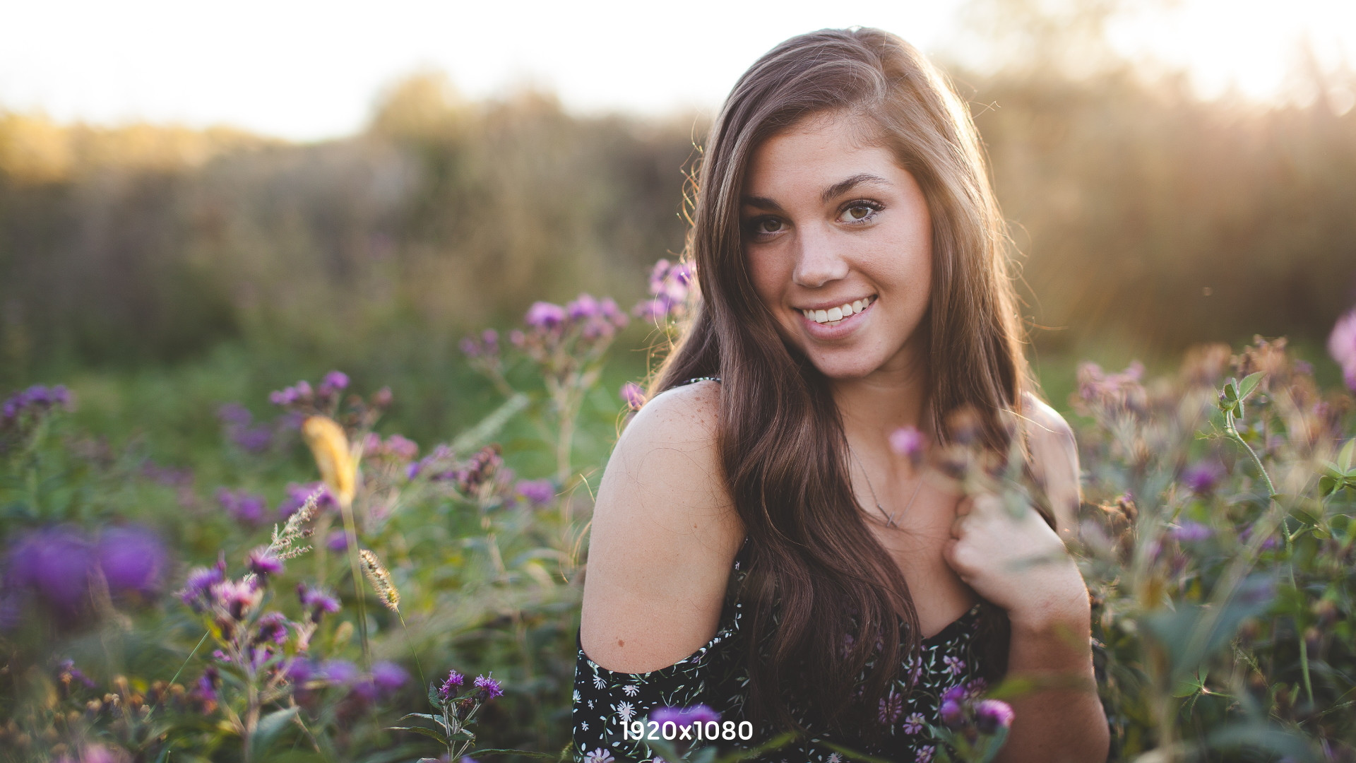 Mezzobusto di ragazza sorridente in un prato di campagna