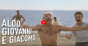 In spiaggia, Giovanni esulta dopo aver segnato