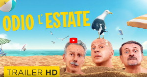 Aldo, Giovanni e Giacomo in spiaggia, sepolti nella sabbia. Solo le teste emergono