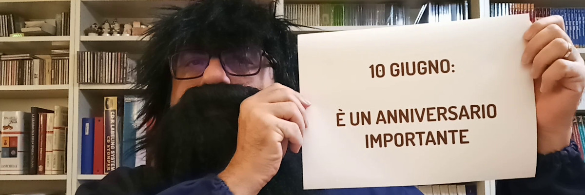 Claudio Romeo versione bluegrass che mostra il cartello "10 giugno: è un anniversario importante"