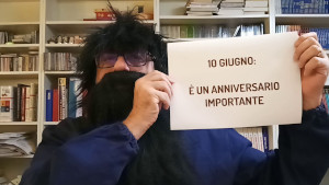 Claudio Romeo versione bluegrass che mostra il cartello "10 giugno: è un anniversario importante"