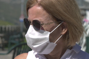 Volto di donna coperto da una mascherina bianca