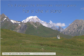 Il Monte Bianco. Sulla destra, il monumento ai caduti che si trova al passo del Piccolo san Bernardo