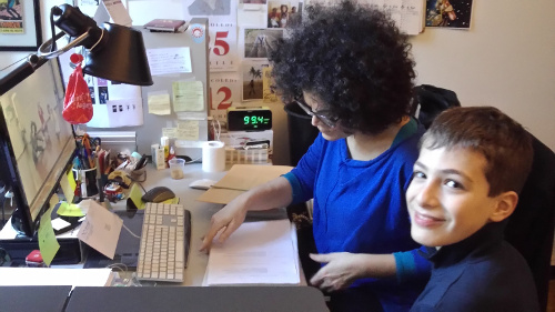 Mio nipote e Raffaella Busia seduti alla scrivania, davanti al computer