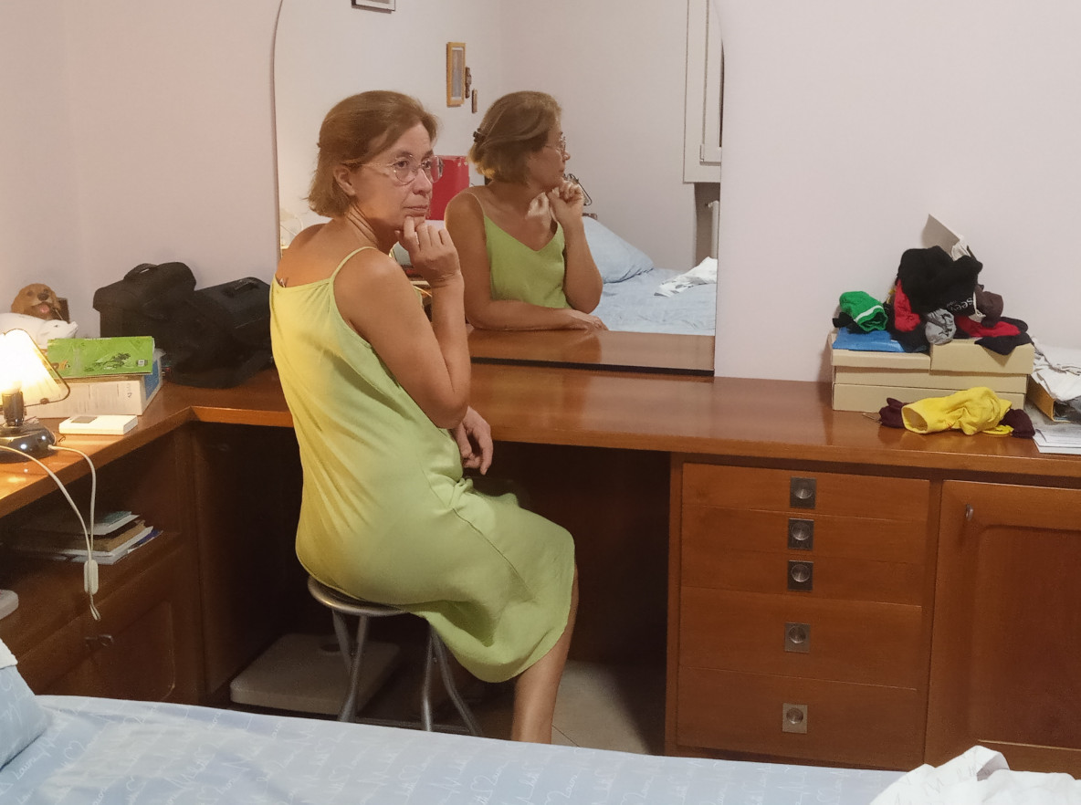 Donna davanti allo specchio del trucco, si volta al sopraggiungere dell'uomo. Questa non è una vignetta, ma una foto reale
