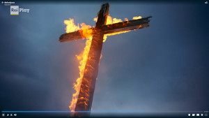 Una croce in fiamme