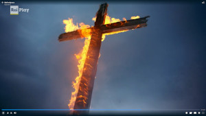 Una croce in fiamme