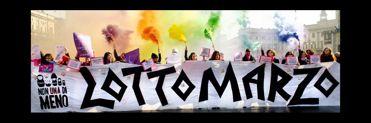 Donne in manifestazione con uno striscione "Lotto marzo"