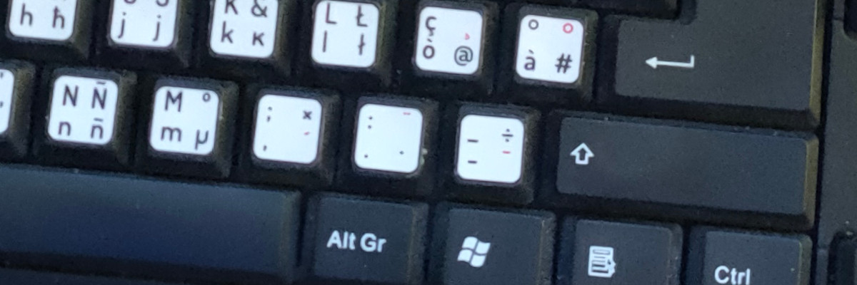 Layout della tastiera italiana con i quattro caratteri per tasto