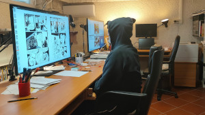 Claudio Romeo legge l'edizione in PDF di Samuel Stern sul monitor da 44 pollici