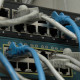 Cavi Ethernet attaccati alle porte di uno switch