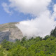 La cima del monte: il versante a ovest è soleggiato, mentre quello a est è completamente avvolto dalle nubi