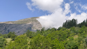 La cima del monte: il versante a ovest è soleggiato, mentre quello a est è completamente avvolto dalle nubi