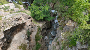Visto dall’alto, un torrente ha scavato un orrido nella roccia