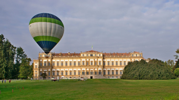 Facciata posteriore della Villa Reale di Monza. Una mongolfiera si sta alzando