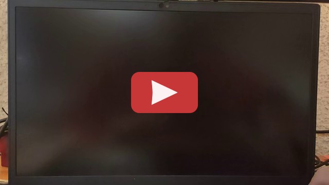 Schermo nero di un portatile, con il simbolo di riproduzione dei video