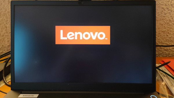 Lo schermo del portatile rimane fisso sul logo Lenovo