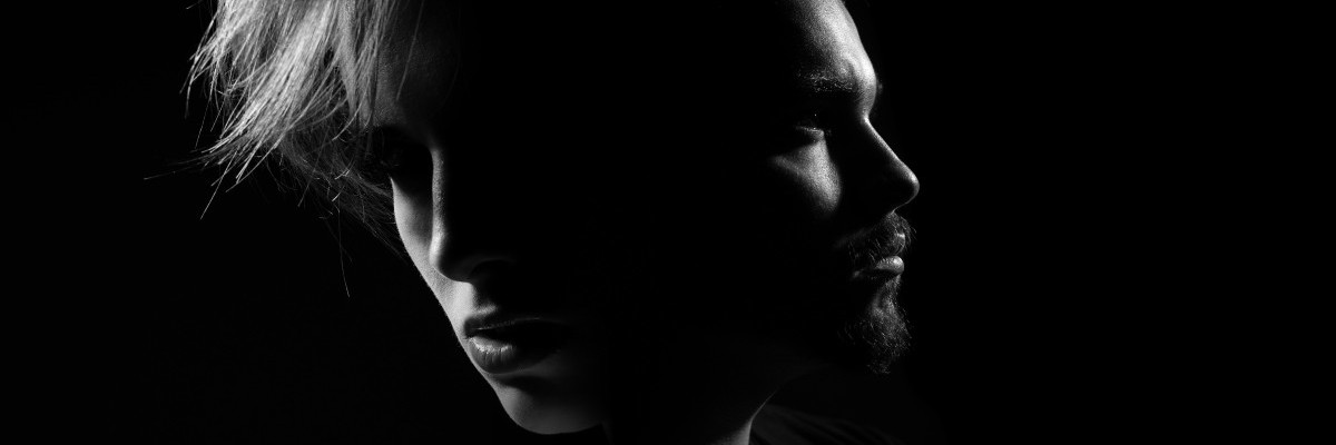 Volto di donna e di uomo su sfondo nero