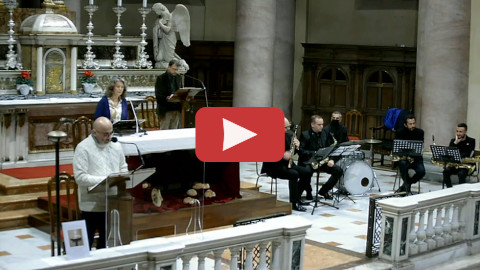 Lettori e musicisti. In sovrimpressione, il simbolo di riproduzione del video