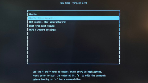 Il menu di GRUB. È selezionato Ubuntu (safe graphics)