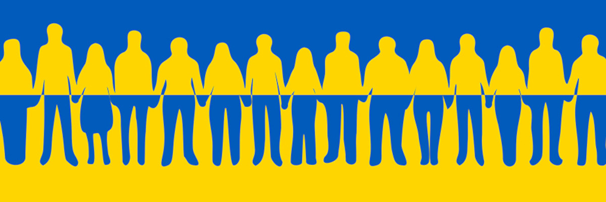 Profili di uomini e di donne che si danno una mano. Sullo sfondo, una bandiera ucraina. I profili umani sono con i colori della bandiera ucraina sfalsati