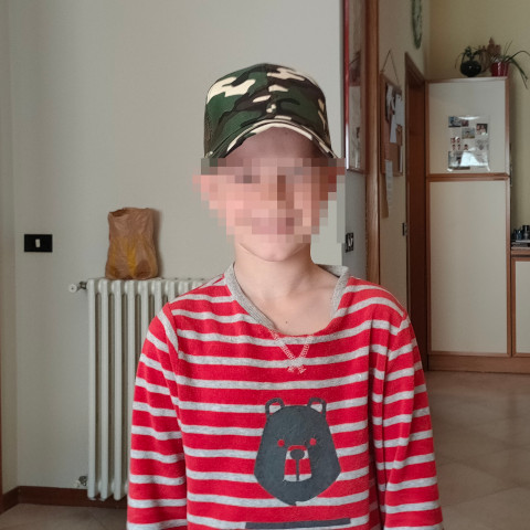 Denis con il suo nuovo cappello militare