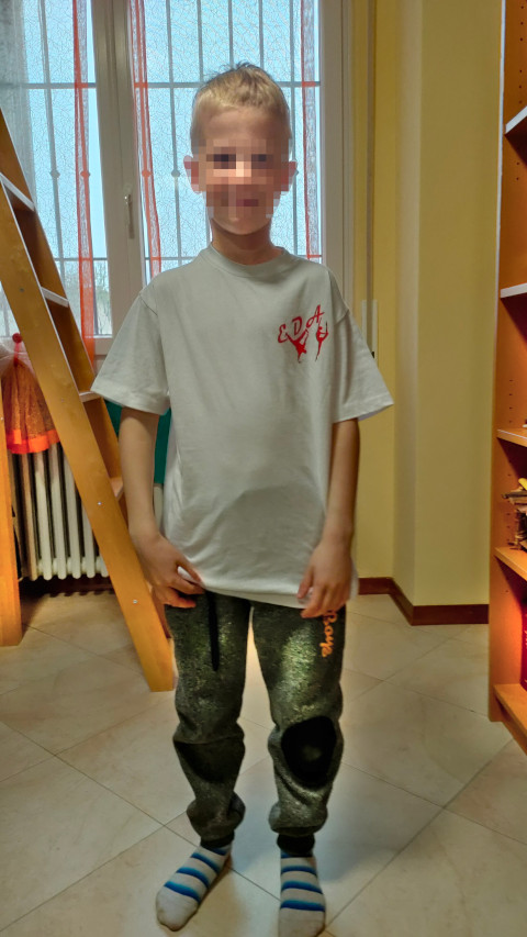 Denis con la maglietta Expression Dance Academi, visto di fronte