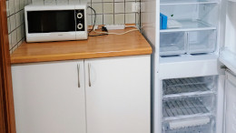 Il frigo, il microonde e un mobile