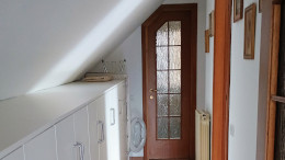 Il corridoio che dal soggiorno porta alle camere e al bagno. Sul lato sinistro si trovano diversi mobili per riporre oggetti e vestiti
