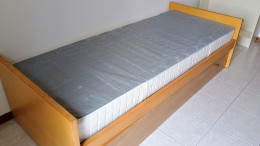 Il letto a una piazza. Il materassa &egrave; escluso.