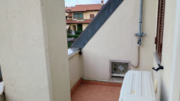 Il balconcino della cameretta. Si intravvede la finestra della cucina.