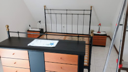 Il letto matrimoniale, due comodini e il com&ograve;