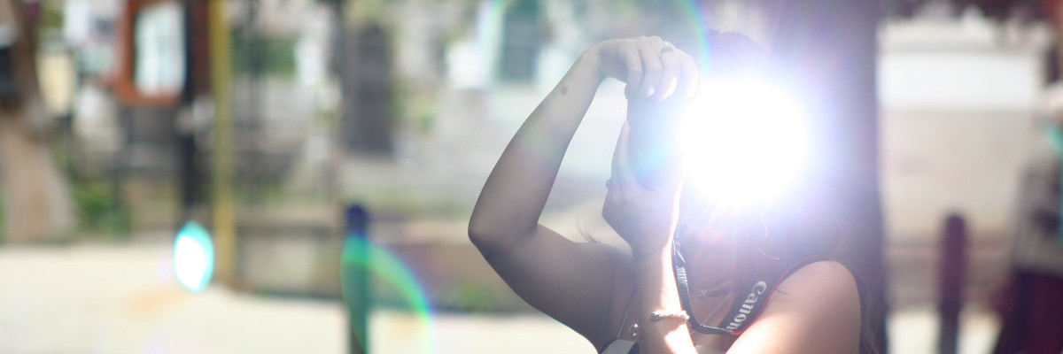Una fotografa immortalata mentre scatta con il flash